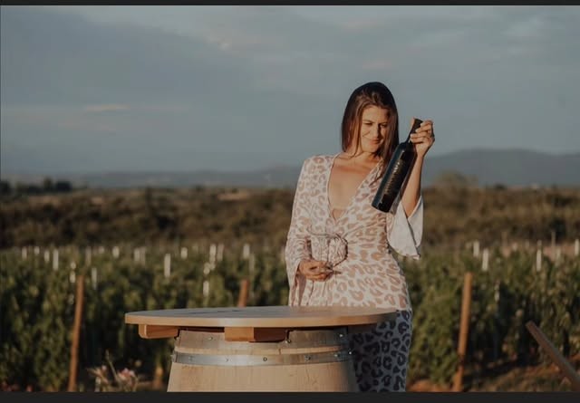 Točenje vina uz bačvu u vinogradu